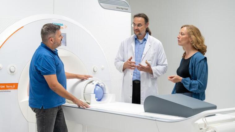 Prof. Dr. Ilona Croy, Prof. Dr. Martin Walter und Dr. Daniel Güllmar im MRT-Forschungszentrum des UKJ
