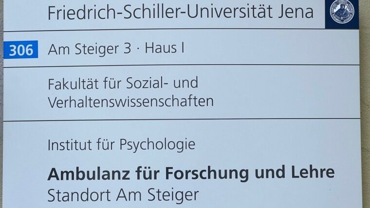 Eingangsschild Psychotherapieambulanz